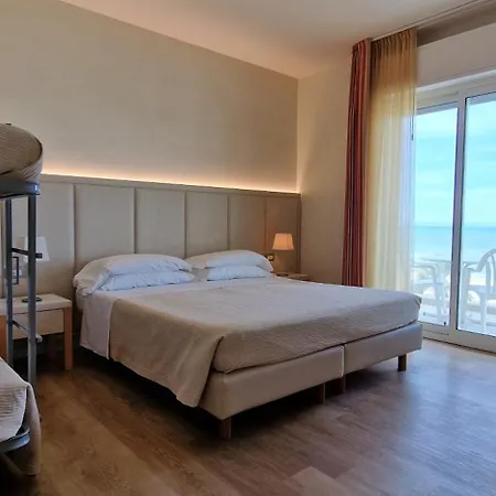 Kursaal - Fronte Mare Con Piscina 호텔 3*