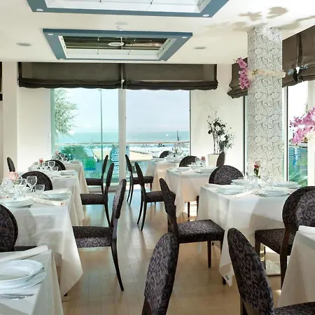 호텔 Kursaal - Fronte Mare Con Piscina 리치오네