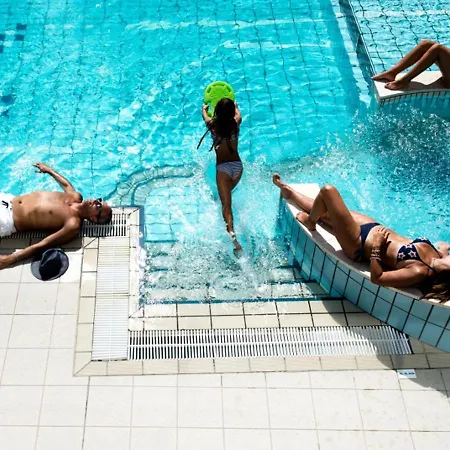 Kursaal - Fronte Mare Con Piscina 3* Риччоне