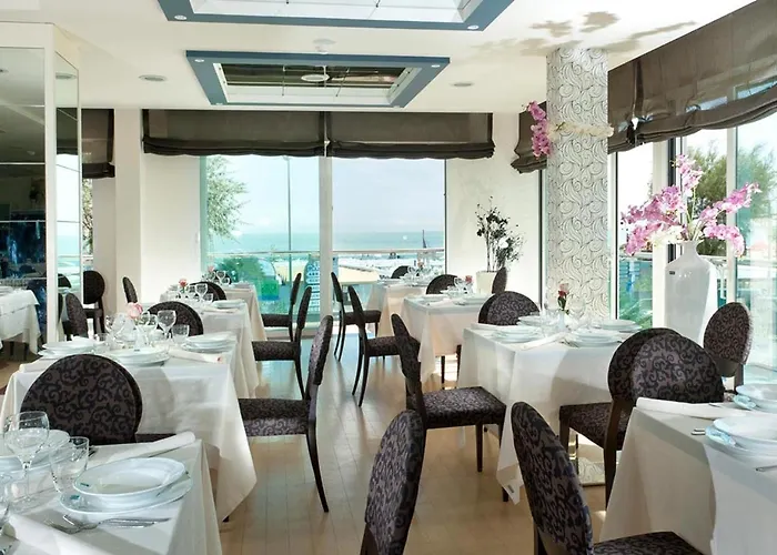 ホテル Kursaal - Fronte Mare Con Piscina リッチョーネ