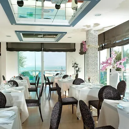 Kursaal - Fronte Mare Con Piscina ريتشيوني