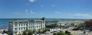 فندق Kursaal - Fronte Mare Con Piscina 3*